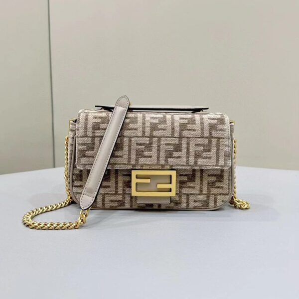 Fendi フェンディ レディースバッグ  SIZE:24x14.5x7cm